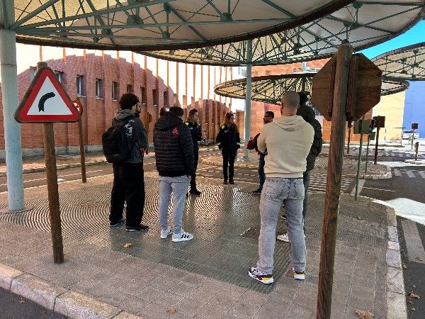 Gasteizko udaltzainen komisarioari bisita - CIFP Ciudad Jardin LHII