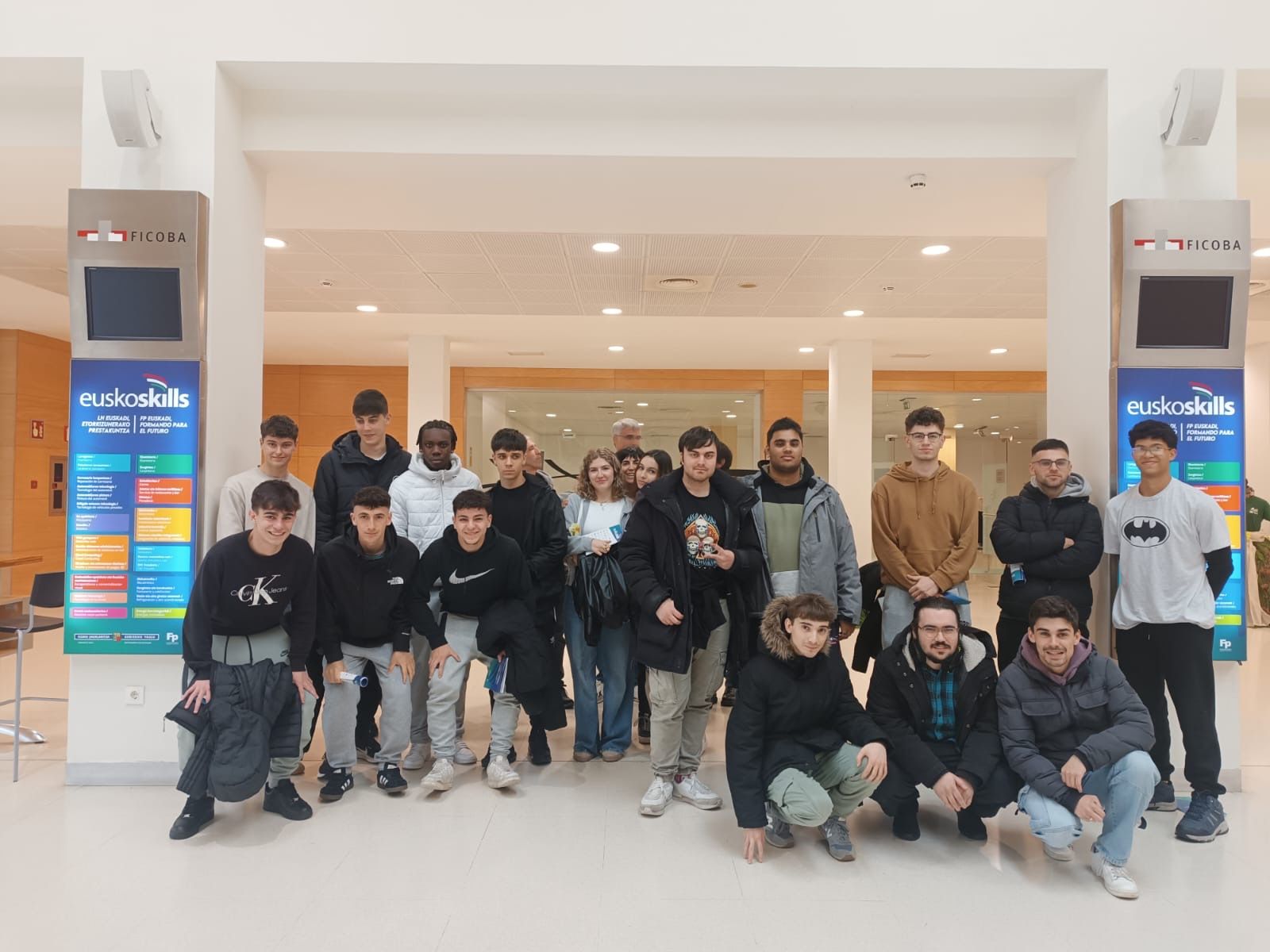 CIFP Ciudad Jardín LHII-eko ikasleen bisita Euskoskills 2025 lehiaketara - CIFP Ciudad Jardin LHII