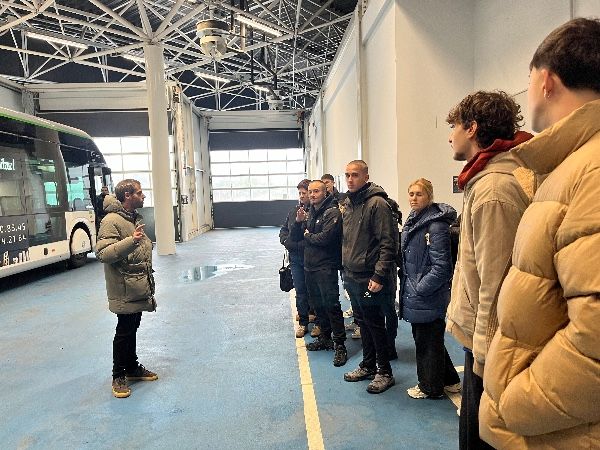 Los alumnos de TL2 visitan las instalaciones de Tuvisa - CIFP Ciudad Jardin LHII